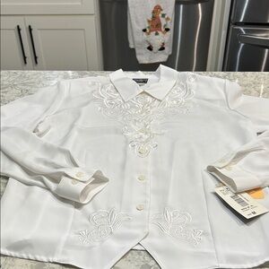 Vintage Southern Lady White Embroidered Blouse with Pointed Front Hem